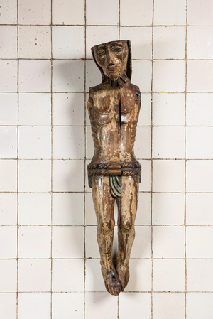 Christ en bois sculpté et polychromé, probablement Espagne, 15ème