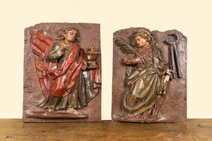 Een paar polychrome houten reliëfs met een heilige, 17e eeuw