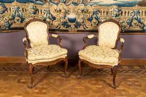 Une paire de chaises de style Louis XV en noyer, France, 18ème