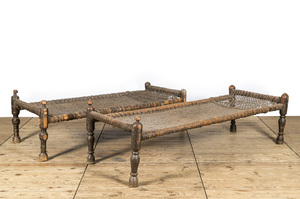 Deux lits traditionnels africains en bois, 20ème