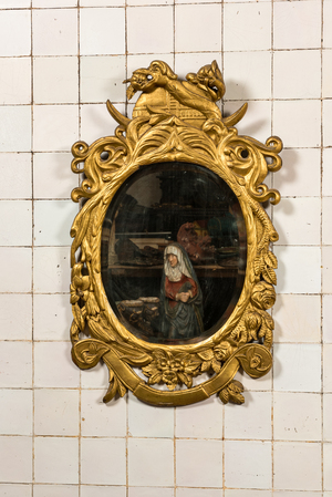 Miroir en bois doré à décor floral et couronné d'un serpent, 19ème