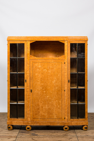 A German Art Deco-style burl wood veneered display cabinet, 20th C.