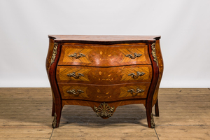 Commode de style Louis XV en bois de rose et marqueterie, France, 20ème