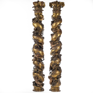 Une paire de colonnes torsadées en bois partiellement dorées à décor d'oiseaux et de vignes, probablement Italie, 17/18ème