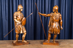 Une paire de sculptures de soldats romains en bois, Italie, 20ème