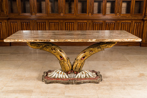 Een polychrome en vergulde houten consoletafel met onyx marmeren bovenblad, wellicht Italië, 19e en 20e eeuw