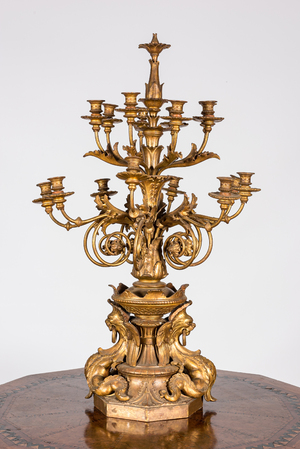 Impressionnant candélabre en bois sculpté et doré monté de calices en bronze, 19/20ème