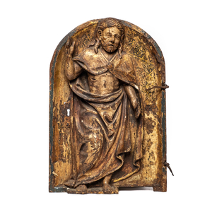 Porte de tabernacle hispano-flamande en noyer sculpté, polychromé et doré représentant le Christ ressuscité, début du 16ème