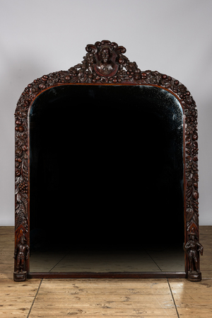 Een rijkelijk gesculpteerde eikenhouten spiegel, 19e eeuw