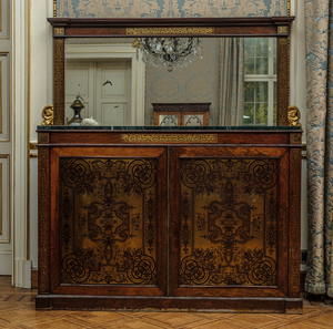 Buffet miroir de style Napoléon III avec le dessus en marbre en bois incrusté de cuivre dans le style de Boulle, 19ème