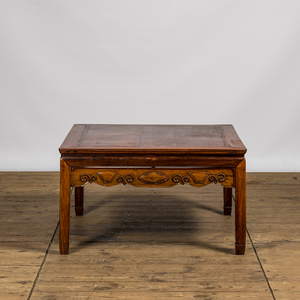 Une grande table carrée de type kang en bois, Chine, 20ème siècle