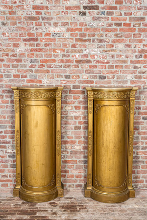 Paire de cabinets demi-lune de style Empire en bois doré, vers 1900
