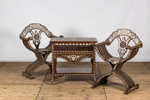 Deux chaises de type dagobert et une table basse en bois incrusté de nacre, Inde, 20ème