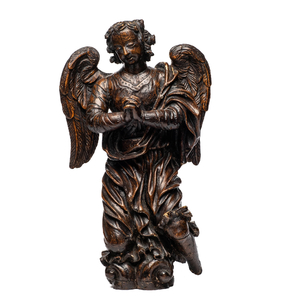 Ange adorateur en chêne sculpté avec traces de polychromie, Flandres, 17ème