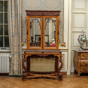 Cabinet de style néo-gothique en noyer et placage de noyer sur piétement avec le dessus en marbre, 19/20ème