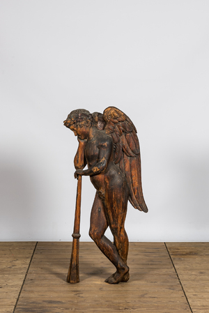 Een groot houten reliëf met een engel die rust op zijn bazuin, 18e eeuw