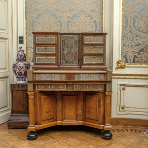 Een notengefineerde bureau met tinnen Boullewerk en marqueterie, Duitsland, 18e eeuw