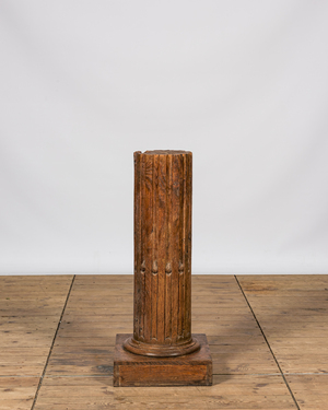 Un socle en bois en forme de colonne cannelée, 19ème