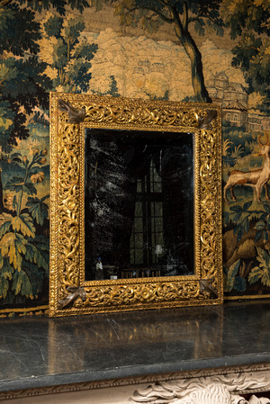 Een fraai gesculpteerde en vergulde houten spiegel, wellicht Italië, 17/18e eeuw