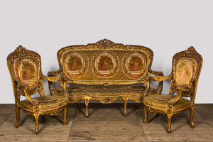 Ensemble de salon de style Louis XV en bois doré composé d'un canapé à trois places et de deux fauteuils, 20ème