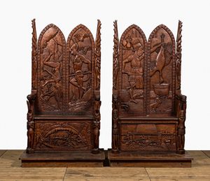 Paire d'imposants sièges de trône en bois à décor en relief, 20ème