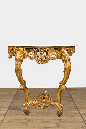 Een vergulde houten console, 18/19e eeuw