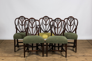 Cinq chaises à décor de 'Prince of Wales feathers' dans le goût de George Hepplewhite, 19ème