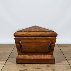 An English Victorian mahogany wine cooler, 19/20th C.