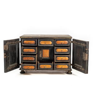 Een geëboniseerd en ingelegd houten kabinetkastje, 19e eeuw
