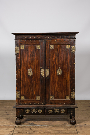 Cabinet à deux portes aux montures en laiton, Angleterre coloniale, 19ème