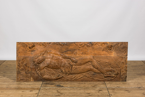Un relief en chêne avec un Christ couché entouré d'anges, 17ème ou après
