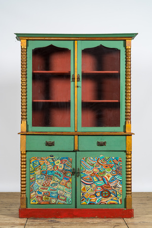 Une vitrine en bois doré et polychrome, 20ème