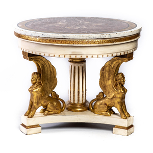Table en bois doré et patiné avec le dessus en trois types de marbre reposant sur trois sphinx , Italie, 19ème