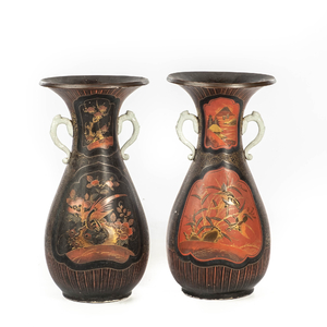 Une paire de vases en porcelaine de Japon rehaussée de laque, Meiji, 19ème