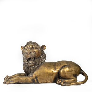 Lion couché en bronze patiné, 20ème