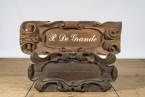 Een paar gesculpteerde houten naamborden, één met inscriptie P. De Grande, 20e eeuw