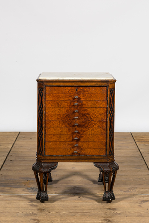 Armoire à monnaie en placage de ronce de noyer avec le dessus en marbre, 20ème