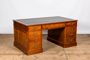 Bureau en acajou avec le dessus en cuir, vers 1900