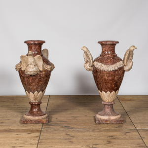 Une paire d'imposants vases en marbre à décor d'aigles, 20ème