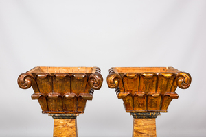 Une paire de chapiteaux corinthiens en bois doré et laqué, 19ème