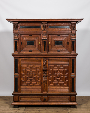 Armoire à quatre portes en chêne, Flandres, 17ème et après