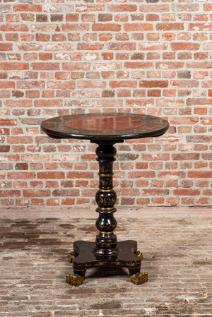 Table d'appoint laquée noir et dorée à décor de chinoiserie, 20ème