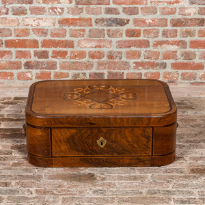 Een ingelegde 'marqueterie de paille de Lyon' houten kist, 18/19e eeuw