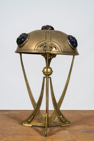 Lampe de style Art Nouveau en cuivre à cabochons colorés, 20ème