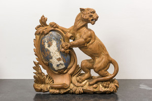 Een houten reliëf met een tijger die een schild vasthoudt, 19e eeuw