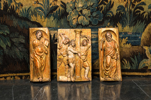 Drie Zuid-Europese polychrome en vergulde notelaren reliëfs met de geseling van Christus en twee heiligen, 17e eeuw