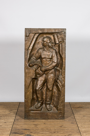 Grand relief en bronze à sujet communiste figurant un ouvrier d'usine, peut-être Europe de l'Est, 3ème quart du 20ème