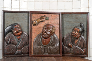 Trois panneaux en bois sculpté et lacqué, Japon, Meiji, 19ème