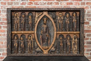 Panneau en bois à décor polychrome représentant Jésus dans un médaillon entouré des douze apôtres après l'autel de Sant Pere à Ripoll, Espagne, 19ème