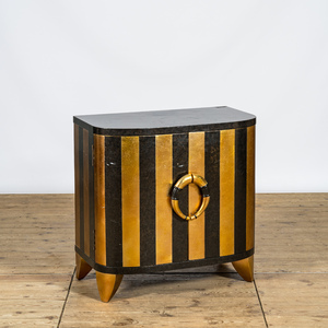 Cabinet galbé à deux portes en bois laqué noir et doré, 20ème
